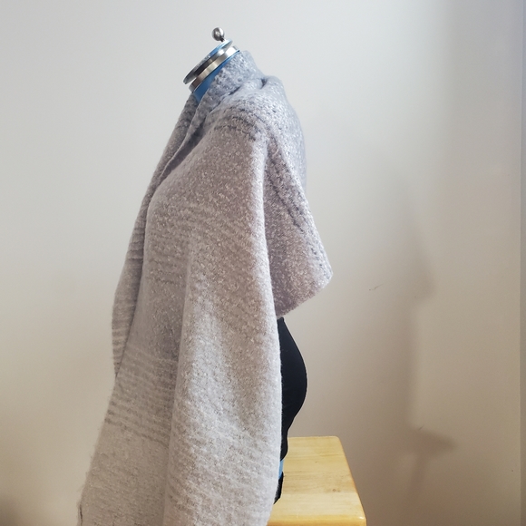 Mer | Sea & Co. Shawl - Picture 7 of 12